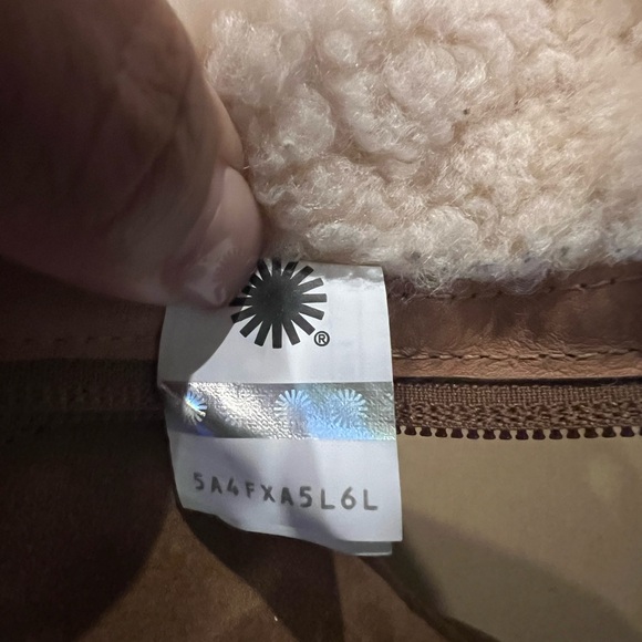 UGG Plumdale Cuff Short PomPom Boots Womens Size 8 Chestnut Color Style 1102933 - Picture 7 of 9